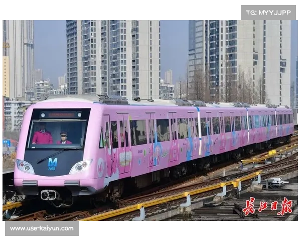成都蓉城主题地铁专列启航 紫色车厢点亮城市激情与活力 成都蓉城主题地铁专列启航 紫色车厢点亮城市激情与活力